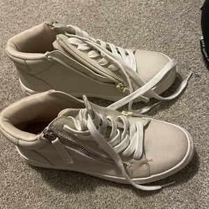 Universal Threads Cream High-Top Sneakers size 6. Zippers for easy slip on
